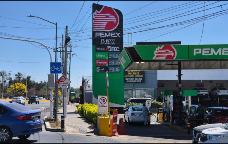 El diésel supera los 29 pesos por litro en estaciones de la Zona Metropolitana de Guadalajara, impulsado por el alza del petróleo internacional y tensiones geopolíticas. El encarecimiento afecta directamente al transporte de mercancías y pasajeros, elevando costos en alimentos y servicios. EL INFORMADOR/ M. Hernández