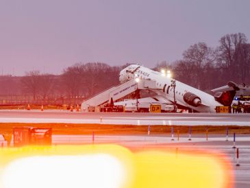 La gobernadora de Nueva York, Kathy Hochul, calificó el suceso de "noticia desgarradora" y confirmó el fallecimiento de los dos tripulantes técnicos de la aeronave. EFE/ A. Colmenares