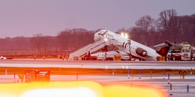 Avi&oacute;n de Air Canada choca en aeropuerto de Nueva York; hay dos pilotos muertos y decenas de heridos