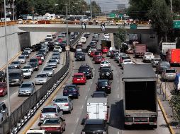 El programa Hoy NO Circula limita la circulación vehicular de acuerdo con el color del engomado, el último dígito de la placa y el tipo de holograma. NTX / ARCHIVO