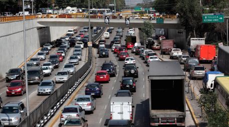 El programa Hoy NO Circula limita la circulación vehicular de acuerdo con el color del engomado, el último dígito de la placa y el tipo de holograma. NTX / ARCHIVO