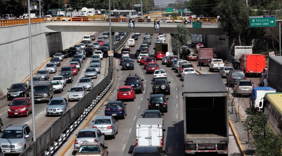 El programa Hoy NO Circula limita la circulación vehicular de acuerdo con el color del engomado, el último dígito de la placa y el tipo de holograma. NTX / ARCHIVO