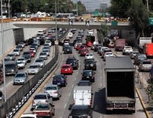 El programa Hoy NO Circula limita la circulación vehicular de acuerdo con el color del engomado, el último dígito de la placa y el tipo de holograma. NTX / ARCHIVO