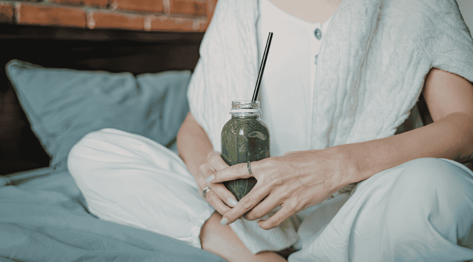 El consumo de jugo verde también puede apoyar la digestión. CANVA