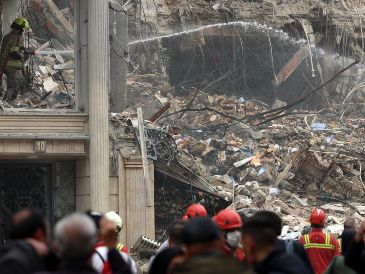 Un grupo de rescatistas trabaja entre los escombros de un edificio que fue atacado por Estados Unidos e Israel en Irán. EFE/A. Taherkenareh