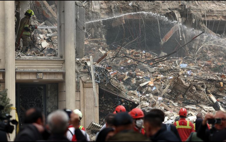 Un grupo de rescatistas trabaja entre los escombros de un edificio que fue atacado por Estados Unidos e Israel en Irán. EFE/A. Taherkenareh