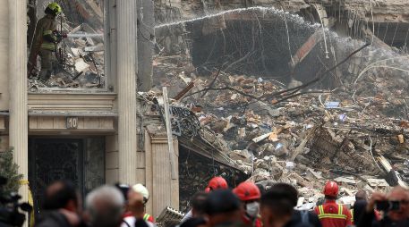 Un grupo de rescatistas trabaja entre los escombros de un edificio que fue atacado por Estados Unidos e Israel en Irán. EFE/A. Taherkenareh