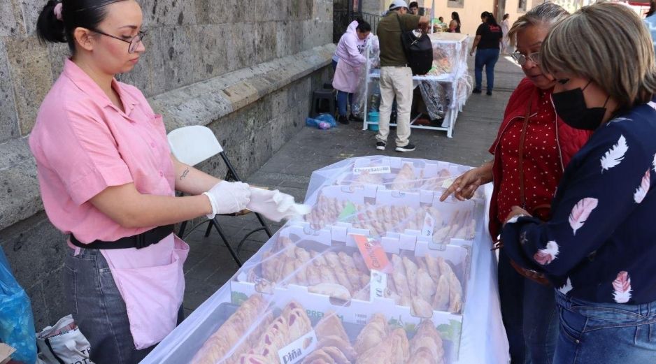 Se permitirá la colocación de puestos con artículos como empanadas, palmas, cirios, agua y más productos en distintos puntos de la ciudad. CORTESÍA