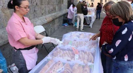Se permitirá la colocación de puestos con artículos como empanadas, palmas, cirios, agua y más productos en distintos puntos de la ciudad. CORTESÍA