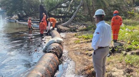 Actualmente se mantienen tres frentes de trabajo con más de 450 especialistas dedicados a la contención y recuperación del producto. ESPECIAL / PEMEX