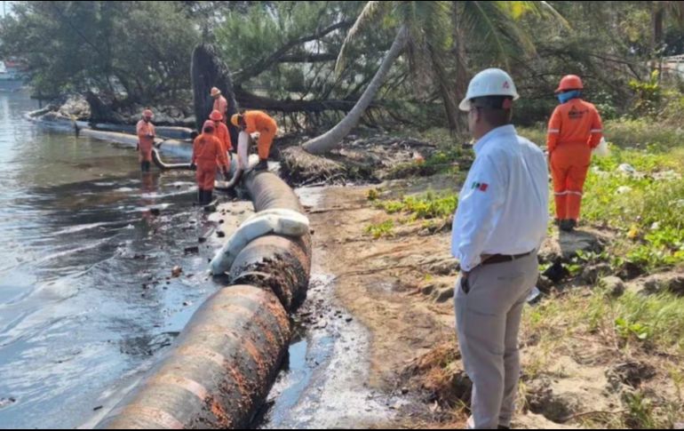 Actualmente se mantienen tres frentes de trabajo con más de 450 especialistas dedicados a la contención y recuperación del producto. ESPECIAL / PEMEX