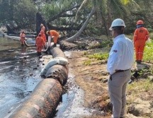 Actualmente se mantienen tres frentes de trabajo con más de 450 especialistas dedicados a la contención y recuperación del producto. ESPECIAL / PEMEX
