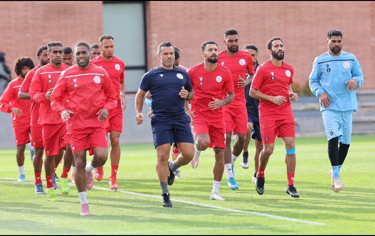 El cuerpo técnico de Nueva Caledonia supervisó ejercicios enfocados en la adaptación al clima y la altitud de la zona metropolitana de Guadalajara. CORTESÍA/ ATLAS FC