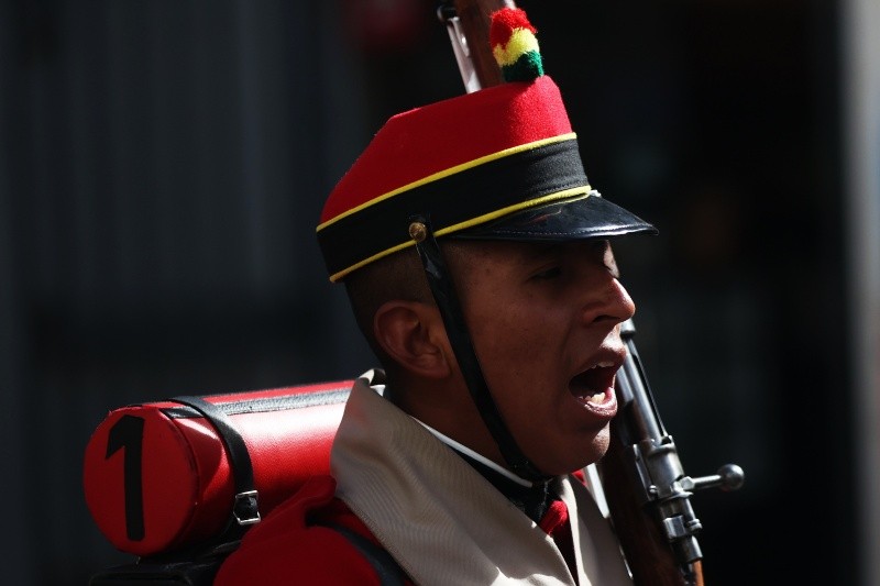 Los soldados colorados de Bolivia participaron este lunes en el desfile por el día del mar. EFE/L. Gandarillas