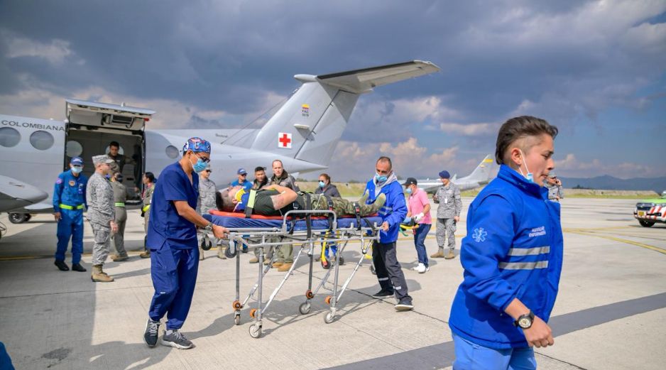 Un hombre herido en el accidente aéreo ocurrido en Putumayo, Colombia, llega a una base militar para recibir tratamiento. AP/Oficina de prensa de las Fuerzas Armadas de Colombia