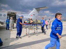 Un hombre herido en el accidente aéreo ocurrido en Putumayo, Colombia, llega a una base militar para recibir tratamiento. AP/Oficina de prensa de las Fuerzas Armadas de Colombia