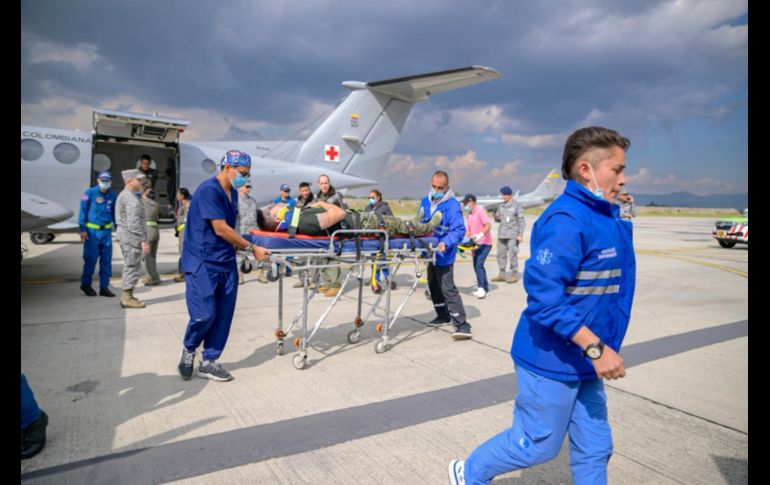 Un hombre herido en el accidente aéreo ocurrido en Putumayo, Colombia, llega a una base militar para recibir tratamiento. AP/Oficina de prensa de las Fuerzas Armadas de Colombia