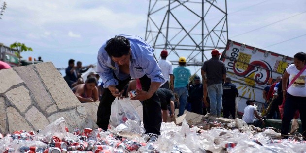 Tras accidente de tr&aacute;iler en Veracruz, pobladores saquean &iexcl;cartones de cerveza!