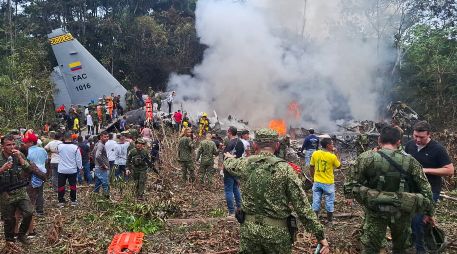 Integrantes de las Fuerzas Militares de Colombia, rescatistas y voluntarios realizan labores de rescate este lunes, en Puerto Leguizamo. EFE/Miputumayo.com.co