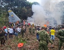 Integrantes de las Fuerzas Militares de Colombia, rescatistas y voluntarios realizan labores de rescate este lunes, en Puerto Leguizamo. EFE/Miputumayo.com.co