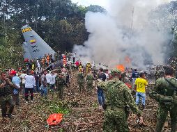 Integrantes de las Fuerzas Militares de Colombia, rescatistas y voluntarios realizan labores de rescate este lunes, en Puerto Leguizamo. EFE/Miputumayo.com.co