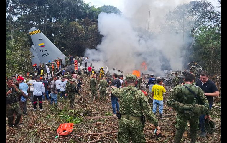 Integrantes de las Fuerzas Militares de Colombia, rescatistas y voluntarios realizan labores de rescate este lunes, en Puerto Leguizamo. EFE/Miputumayo.com.co