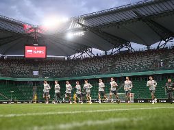 Jugadores de Polonia se preparan para su juego contra Albania, parte del Repechaje B de la UEFA. EFE/L. Szymanski