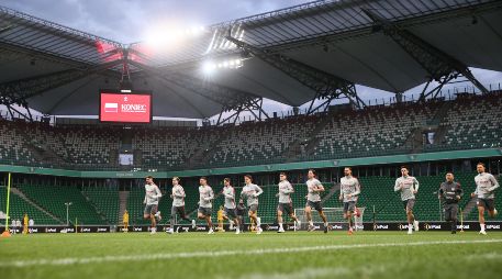 Jugadores de Polonia se preparan para su juego contra Albania, parte del Repechaje B de la UEFA. EFE/L. Szymanski