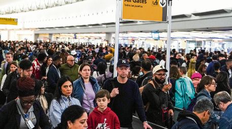Filas de varias horas, vuelos cancelados y miles de pasajeros afectados marcaron el colapso en aeropuertos de Estados Unidos, provocado por el cierre parcial del Gobierno y la falta de personal en los filtros de seguridad. AP