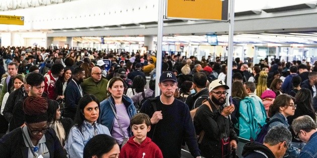 Estados Unidos: Colapsan aeropuertos; Trump pide apoyo para avalar presupuesto