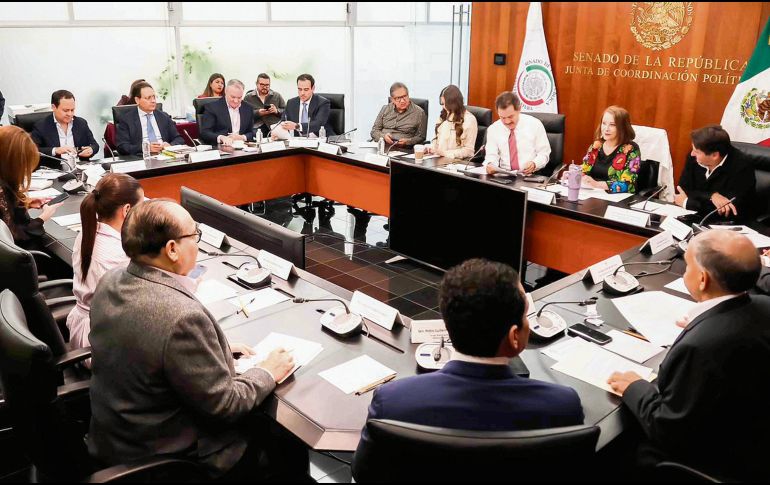 Ignacio Mier (a la derecha, de corbata roja), coordinador de Morena y presidente de la Jucopo en el Senado, afirmó que este día se alistará en comisiones una votación para que el Plan B electoral llegue al pleno. SUN