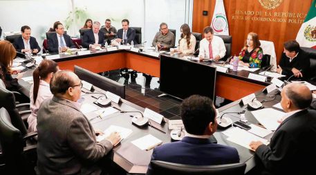 Ignacio Mier (a la derecha, de corbata roja), coordinador de Morena y presidente de la Jucopo en el Senado, afirmó que este día se alistará en comisiones una votación para que el Plan B electoral llegue al pleno. SUN