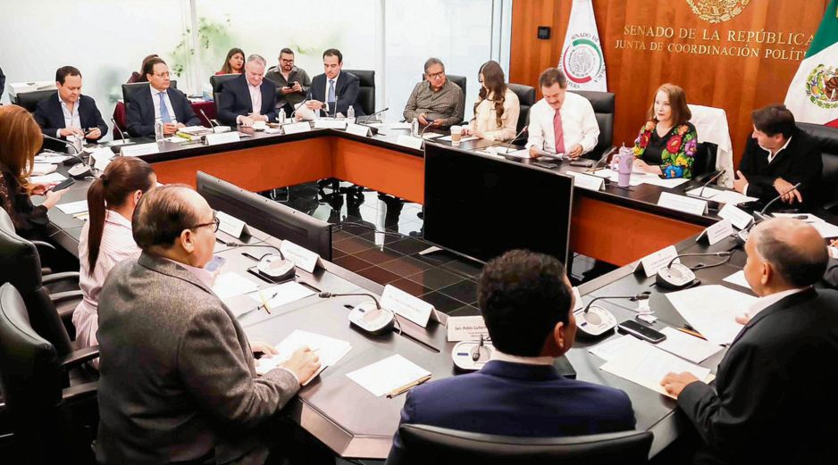 Ignacio Mier (a la derecha, de corbata roja), coordinador de Morena y presidente de la Jucopo en el Senado, afirmó que este día se alistará en comisiones una votación para que el Plan B electoral llegue al pleno. SUN