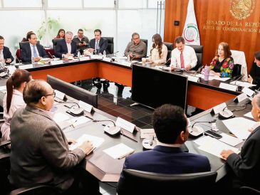 Ignacio Mier (a la derecha, de corbata roja), coordinador de Morena y presidente de la Jucopo en el Senado, afirmó que este día se alistará en comisiones una votación para que el Plan B electoral llegue al pleno. SUN