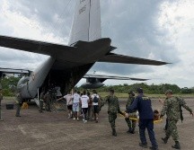 Fotografía tomada de la cuenta oficial del comandante de las Fuerzas Militares de Colombia (FF.MM.) @COMANDANTE_FFMM en la red social X que muestra a integrantes de las FF.MM. trasladando heridos de un accidente aéreo en Puerto Leguizamo (Colombia). EFE/ @COMANDANTE_FFMM