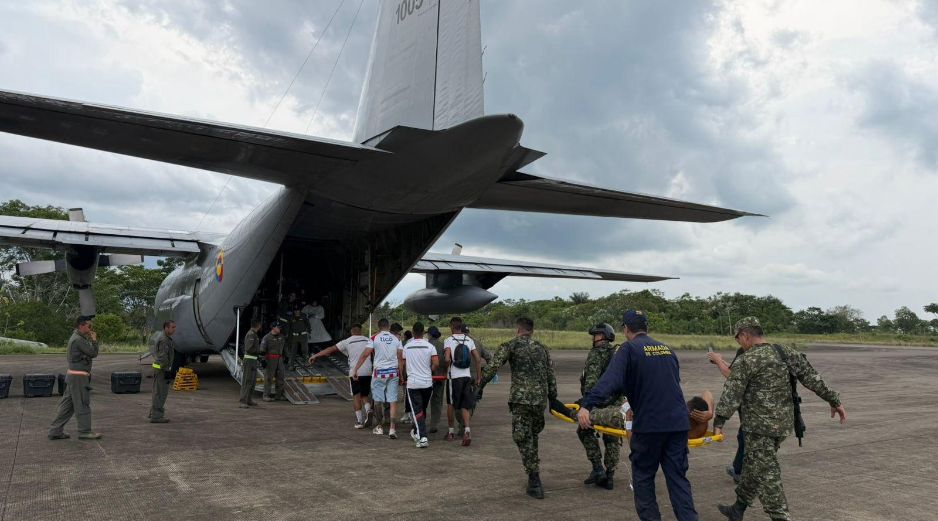Fotografía tomada de la cuenta oficial del comandante de las Fuerzas Militares de Colombia (FF.MM.) @COMANDANTE_FFMM en la red social X que muestra a integrantes de las FF.MM. trasladando heridos de un accidente aéreo en Puerto Leguizamo (Colombia). EFE/ @COMANDANTE_FFMM