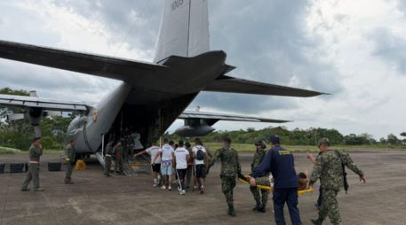 Fotografía tomada de la cuenta oficial del comandante de las Fuerzas Militares de Colombia (FF.MM.) @COMANDANTE_FFMM en la red social X que muestra a integrantes de las FF.MM. trasladando heridos de un accidente aéreo en Puerto Leguizamo (Colombia). EFE/ @COMANDANTE_FFMM