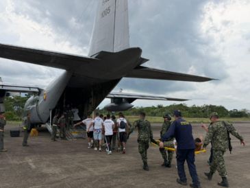 Fotografía tomada de la cuenta oficial del comandante de las Fuerzas Militares de Colombia (FF.MM.) @COMANDANTE_FFMM en la red social X que muestra a integrantes de las FF.MM. trasladando heridos de un accidente aéreo en Puerto Leguizamo (Colombia). EFE/ @COMANDANTE_FFMM