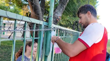 El acercamiento con los estudiantes regios ocurre en el marco de su estancia en México, donde Irak se prepara para disputar el partido que definirá su clasificación a la Copa del Mundo 2026. X / @IraqNT_EN