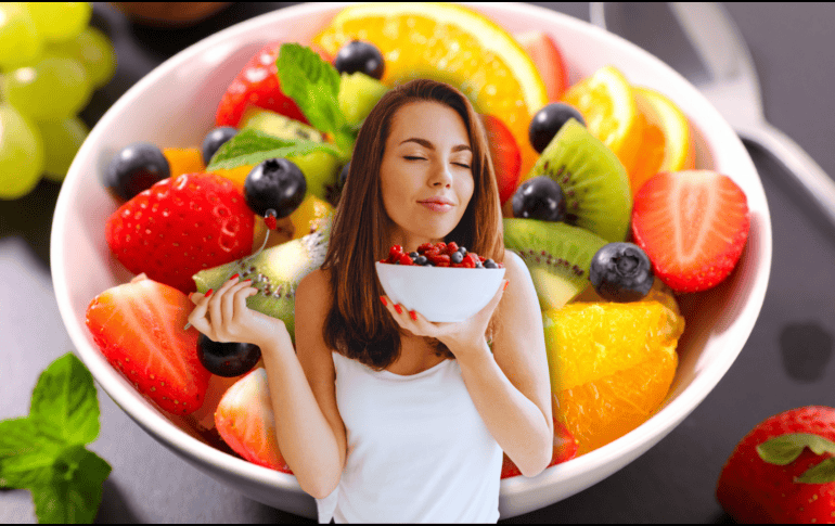 Consumir cítricos como la naranja, el limón, la mandarina y la toronja nos brindará altos niveles de vitamina C. ESPECIAL / CANVA