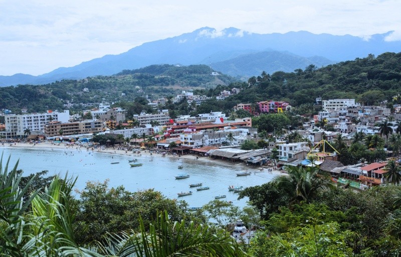 Rincón de Guayabitos es reconocido como la alberca más grande del mundo, por sus olas tranquilas. ESPECIAL / CANVA