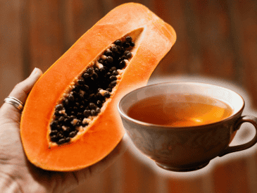 El té de semillas de papaya debe tomarse en ayunas para que el cuerpo reciba mejor sus beneficios. ESPECIAL/Canva