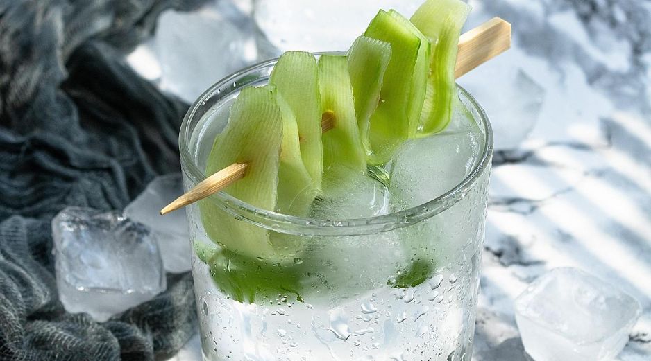 Además de ser refrescante, el agua de pepino aporta nutrientes esenciales como vitamina C, vitamina K, potasio y magnesio. PIXABAY