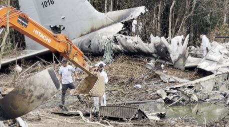 Equipos de rescate recorren el avión Hércules C-130 de la Fuerza Aeroespacial Colombiana accidentado en Puerto Leguízamo. EFE/Putumayo Al Revés
