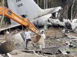 Equipos de rescate recorren el avión Hércules C-130 de la Fuerza Aeroespacial Colombiana accidentado en Puerto Leguízamo. EFE/Putumayo Al Revés