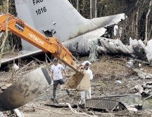 Equipos de rescate recorren el avión Hércules C-130 de la Fuerza Aeroespacial Colombiana accidentado en Puerto Leguízamo. EFE/Putumayo Al Revés