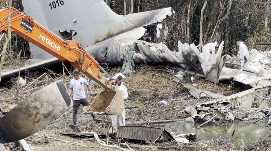 Equipos de rescate recorren el avión Hércules C-130 de la Fuerza Aeroespacial Colombiana accidentado en Puerto Leguízamo. EFE/Putumayo Al Revés