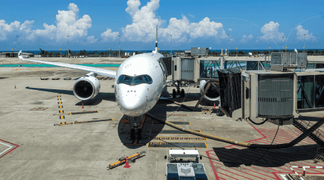 Mientras las aerolíneas europeas mitigan el golpe mediante coberturas de combustible, las compañías en Estados Unidos y América Latina enfrentan el encarecimiento directo. CANVA