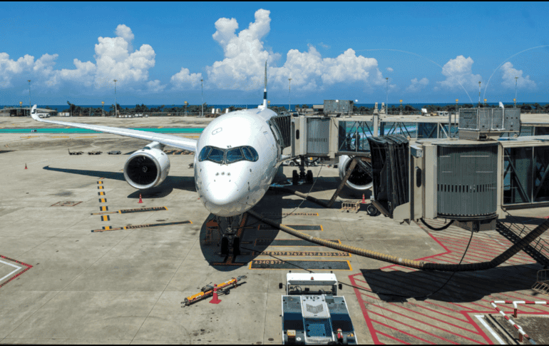 Mientras las aerolíneas europeas mitigan el golpe mediante coberturas de combustible, las compañías en Estados Unidos y América Latina enfrentan el encarecimiento directo. CANVA