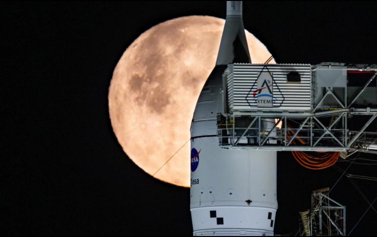 Está previsto que la próxima semana envíe a cuatro astronautas a la órbita lunar. EFE/S. Lott